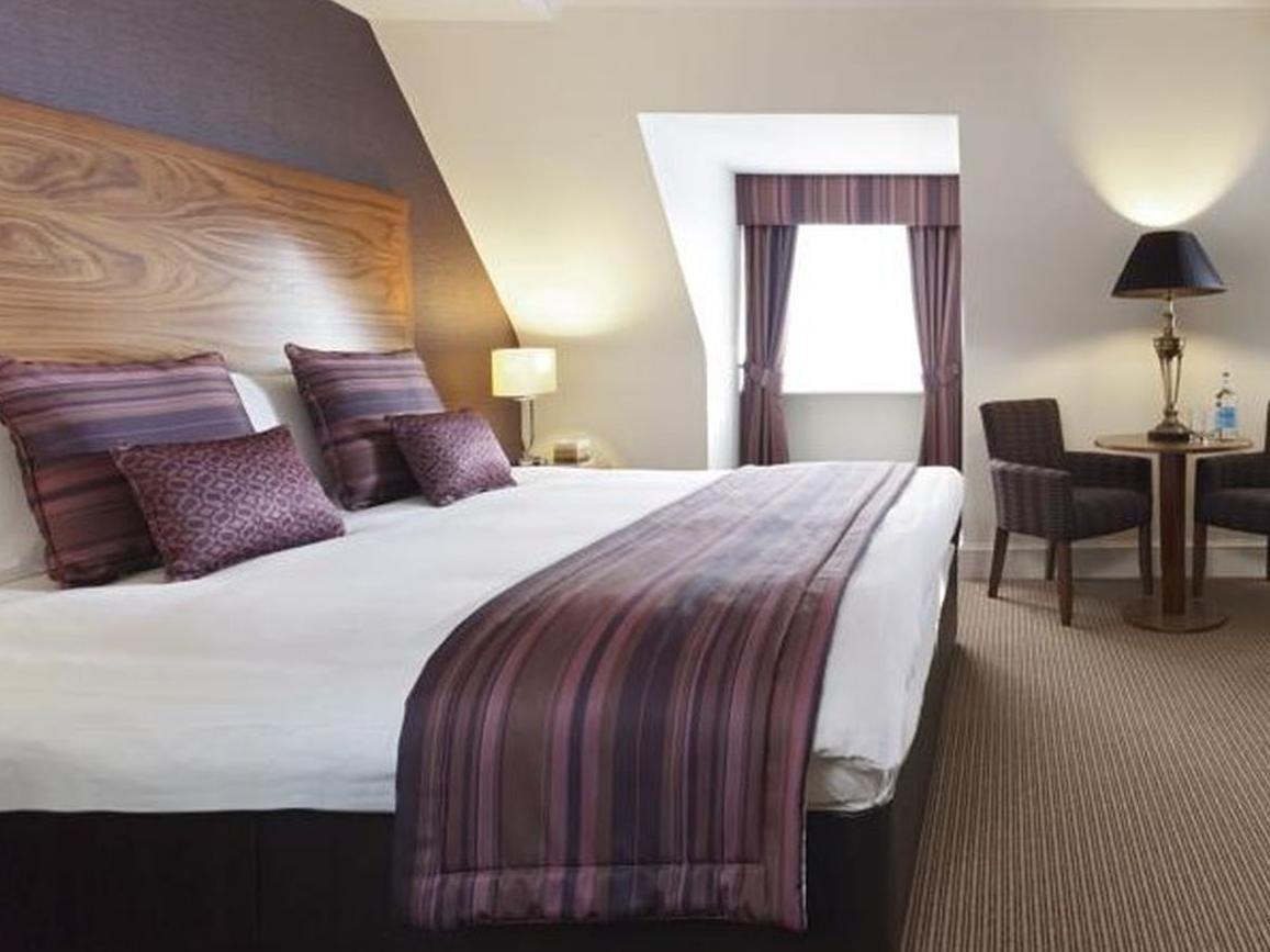 The Boleyn Hotel Staines-upon-Thames Exterior photo