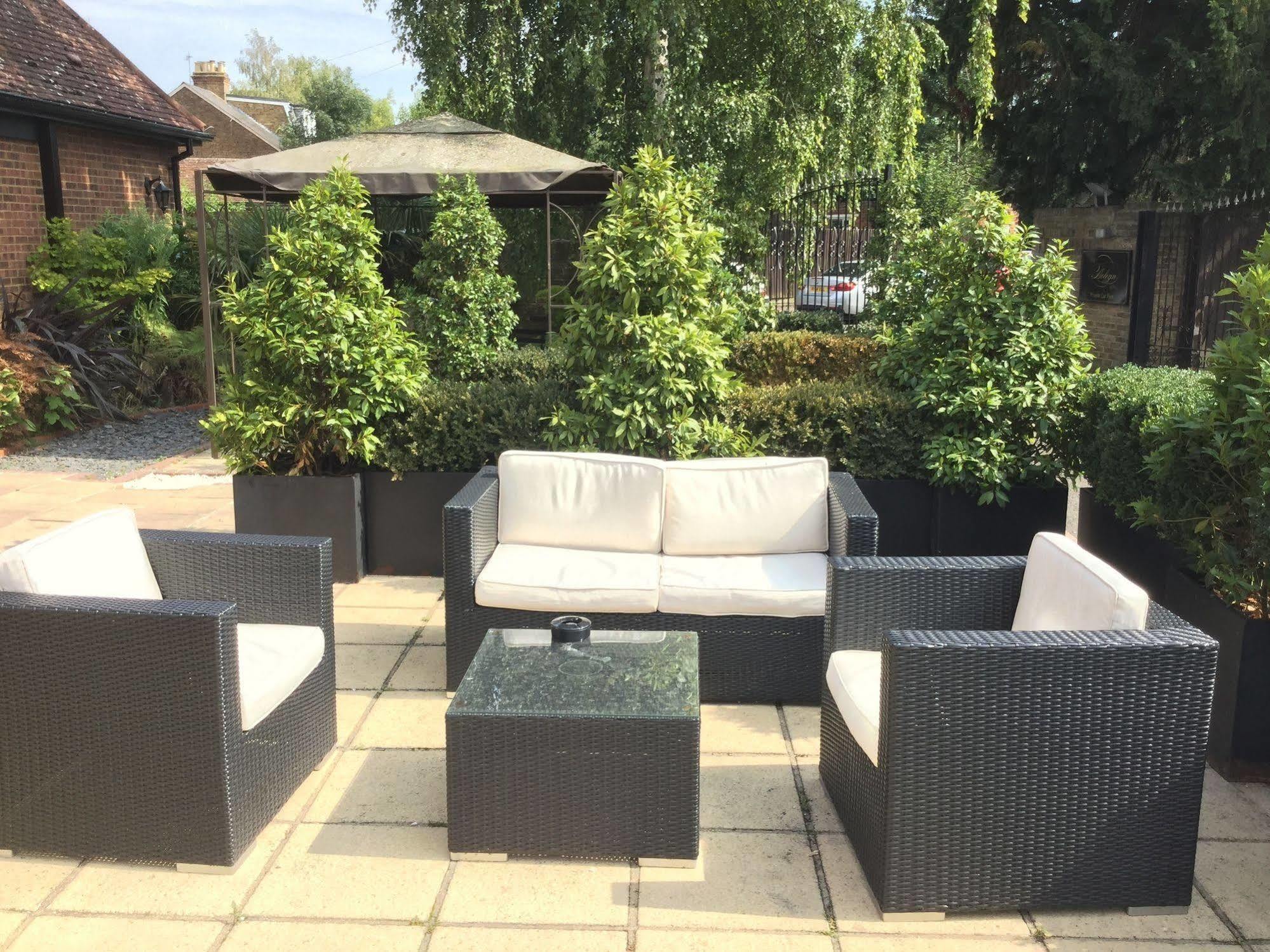 The Boleyn Hotel Staines-upon-Thames Exterior photo
