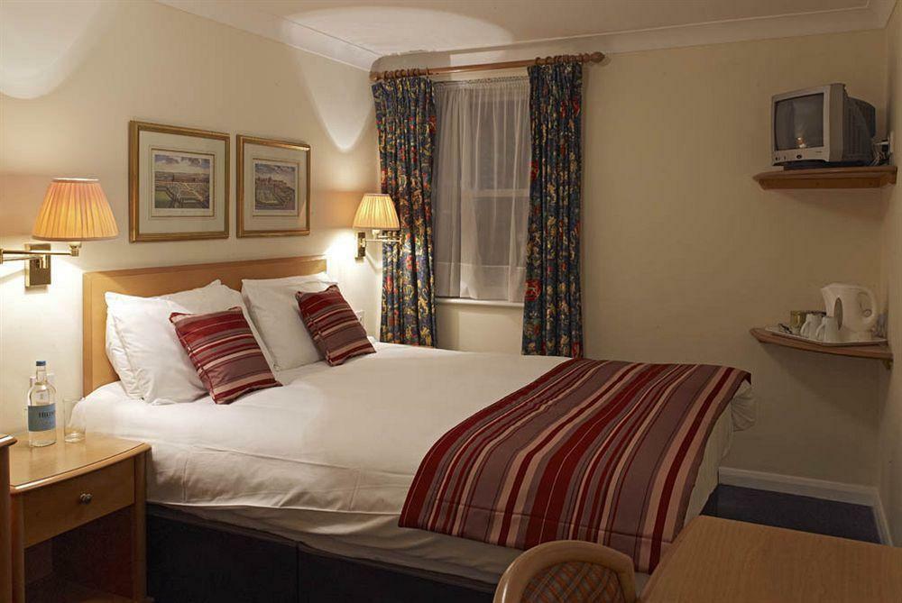The Boleyn Hotel Staines-upon-Thames Exterior photo